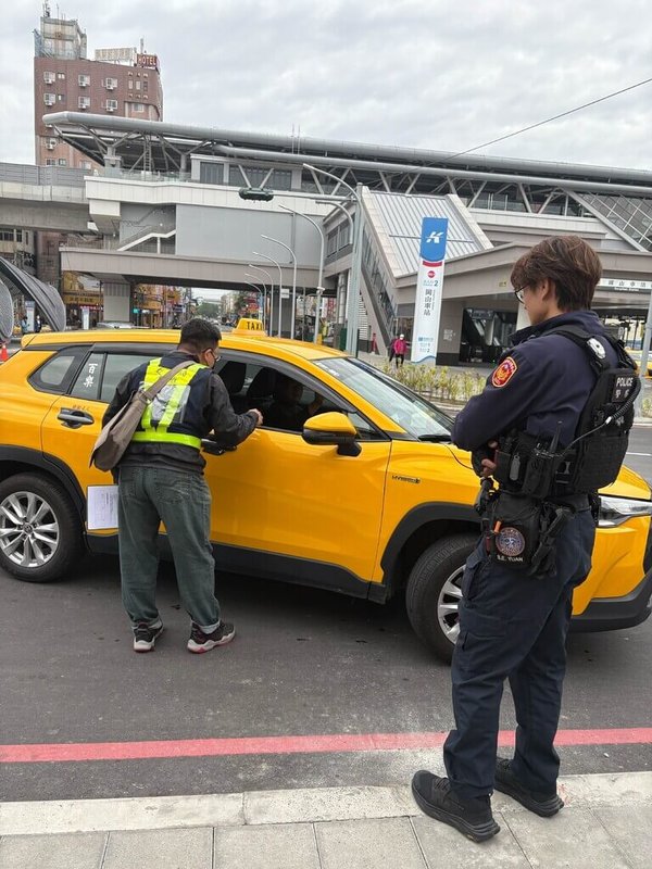 農曆春節將至，高雄市交通局近期與警察局持續派員至台鐵岡山車站、捷運岡山高醫站等人潮聚集地點稽查計程車載客收費情形，並督促計程車業者應遵守按表收費營業規定。（高雄市交通局提供）中央社記者蔡孟妤傳真  114年1月22日