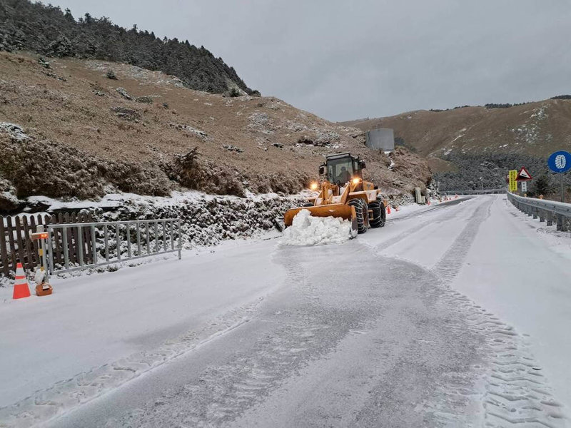 低溫搭配水氣，合歡山22日晚間起降雪，23日清晨仍有明顯積雪，交通部公路局中區養護工程分局趕在台14甲線恢復開放前，一早派鏟雪車清除積雪。（林業及自然保育署南投分署提供）中央社記者蕭博陽南投縣傳真  114年1月23日