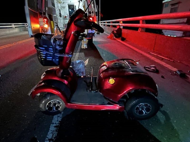 台東市日前發生機車追撞電動代步車（圖）事故，造成1人死亡，台東縣警察局23日表示，電動代步車屬個人行動輔具，依路權雖視為行人，但因使用電力為動力，如酒駕仍恐觸犯公共危險罪。（台東縣警察局提供）中央社記者盧太城台東傳真  114年1月23日