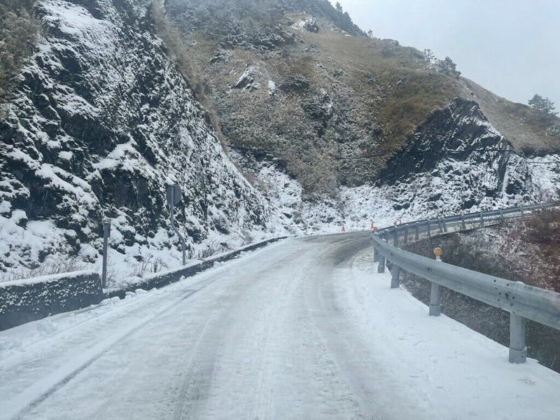 合歡山22日晚間下雪，部分區域23日仍有積雪結冰情形，考量夜間仍有局部路面結冰機率，交通部公路局表示，23日晚間至24日清晨將預警封閉台14甲線南投翠峰至花蓮大禹嶺路段。（交通部公路局提供）中央社記者蕭博陽南投縣傳真  114年1月23日