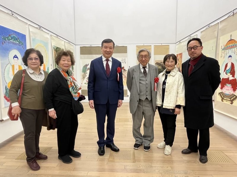 第22屆「美超越國界」國際水墨展於23日在東京國立新美術館開幕,駐日代表李逸洋(左3)與國際墨友會會長小林東雲(右3)、醫師中山玉惠(右2)及台灣文化中心主任曾鈐龍(右1)在台灣展區合影合影。(文化部駐日台灣文化中心提供)中央社記者戴雅真東京傳真 114年1月23日