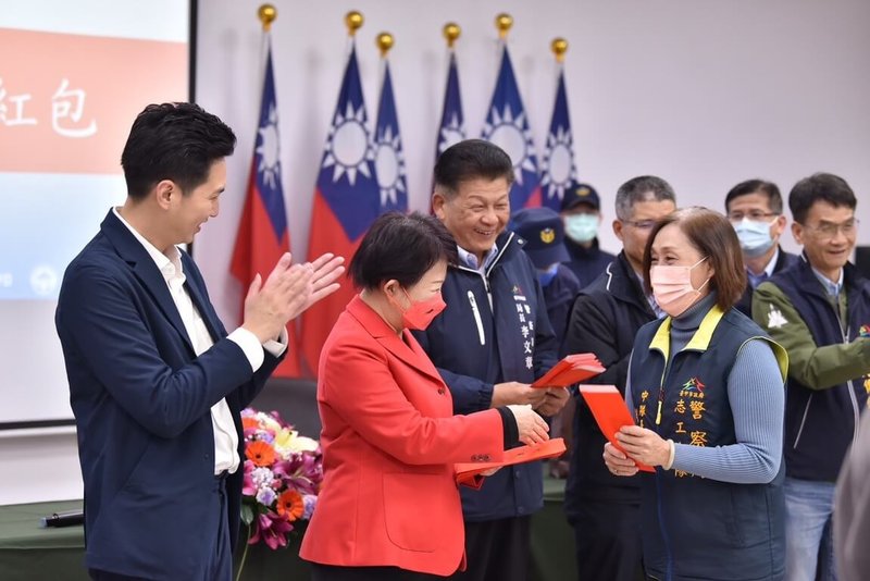 農曆春節將至，台中市長盧秀燕（左2）22日晚間在台中市警察局長李文章（左3）、國民黨立委廖偉翔（左1）等陪同下，前往第六分局慰問員警及協勤民力，致贈執勤人員蛇年小紅包表達感謝。（警方提供）中央社記者郝雪卿傳真  114年1月23日