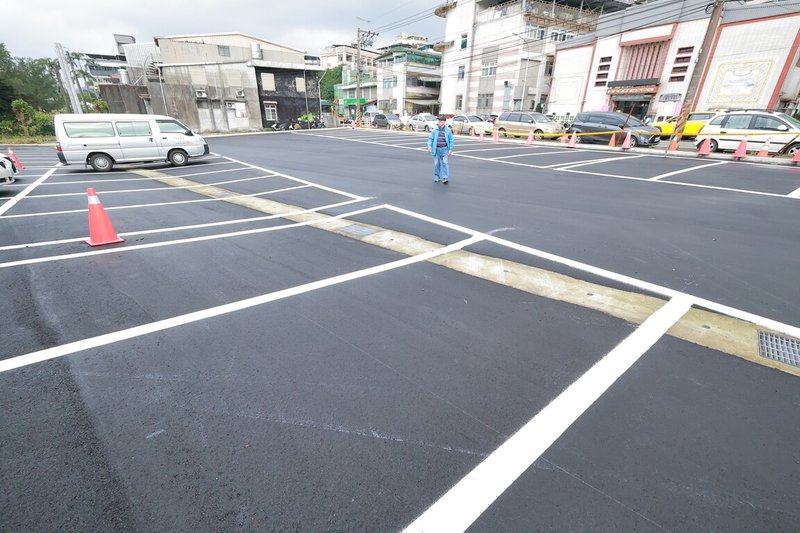 基隆市政府將荒廢的過港路自來水員工宿舍拆除改設停車場，23日正式啟用。交通處表示，過港路停車場就在過港里民活動中心對面，共提供69個停車位。（基隆市政府提供）中央社記者王朝鈺傳真  114年1月23日