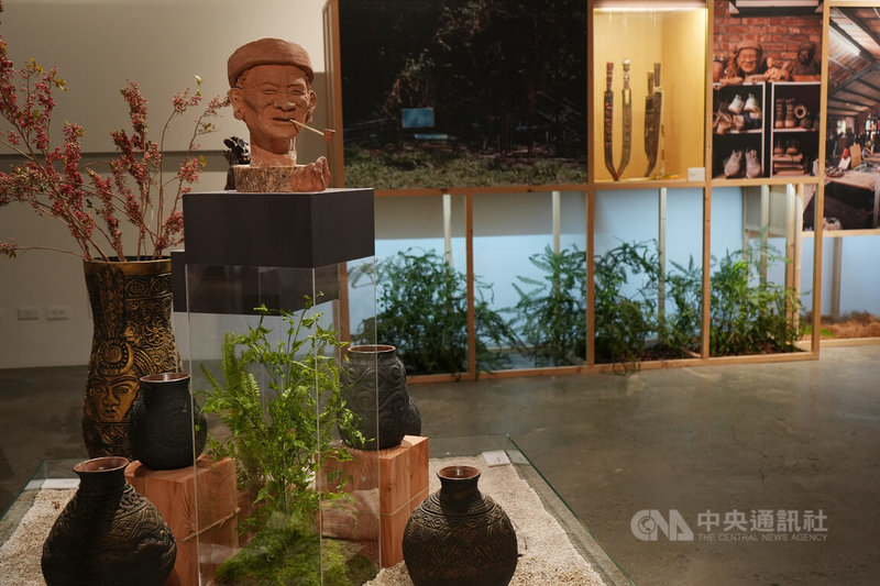 排灣族藝術家聯展「這塊土地上不只有我們」即日起在屏菸1936文化基地展出,藝術家華恆明、華伊達、華露莎將他們對家園與自由的嚮往,以及對自我、部落、Mavaliu家族等多重身分的探索與認同融入創作中,向群眾展示。中央社記者黃郁菁攝 114年1月23日