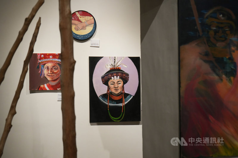 屏東縣政府主辦藝術聯展「這塊土地上不只有我們」即日起在屏菸1936文化基地登場,參展藝術家華伊達以鮮豔色彩與靈動精準筆觸,描繪出栩栩如生人物形象。中央社記者黃郁菁攝 114年1月23日
