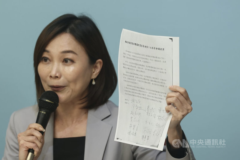 總統賴清德23日召開氣候變遷對策委員會第3次委員會議,由於總統府單位預算的業務費遭凍結70%,台灣環保聯盟創會會長施信民等12名民間委員提案放棄參與委員會出席費用,以襄助委員會持續運作;總統府發言人郭雅慧(圖)晚間在記者會中出示提案內容影本。中央社記者吳家昇攝 114年1月23日