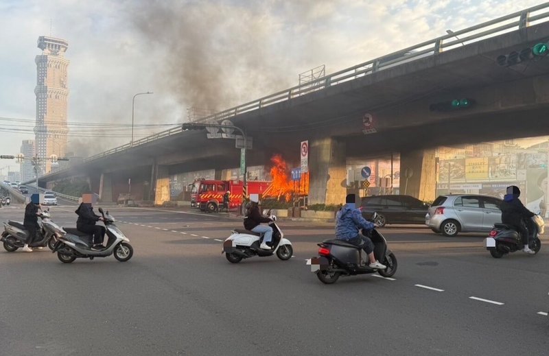 高雄陳姓男子23日上午開車行經建國一路時自撞橋下分隔島，整輛車起火燃燒，陳男脫困送醫。陳男經酒測，酒測值超過法定標準值，全案依公共危險罪嫌移送高雄地檢署偵辦。（高雄市三民一警分局提供）中央社記者洪學廣傳真  114年1月23日