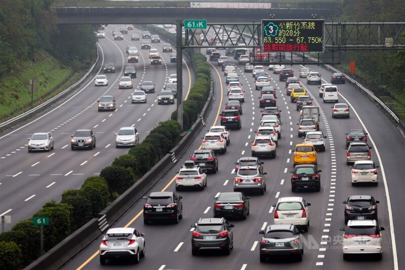 國道3號南下大溪路段壅塞，行車速度緩慢。（中央社檔案照片）