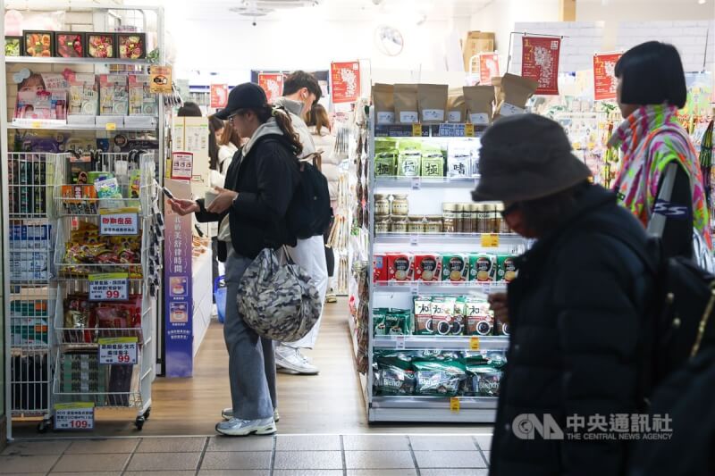 圖為民眾在台北市中山地下街一家藥妝店挑選商品。（中央社檔案照片）