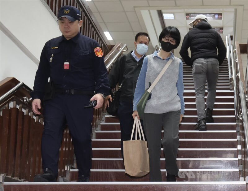 台北地院審理京華城及政治獻金案,23日首度召開準備程序庭,傳喚前台北市都市計畫委員會執行秘書邵琇珮。圖為邵琇珮(前右)訊問結束後離開北院。中央社記者趙世勳攝 114年1月23日