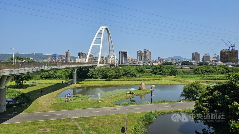 新北市高灘處23日表示，連接新莊、板橋的新月橋因0403地震受損，預計25日完成主吊索修復作業，將全天開放通行。圖為113年4月29日新月橋持續封閉檢測。中央社記者王鴻國攝  114年1月23日