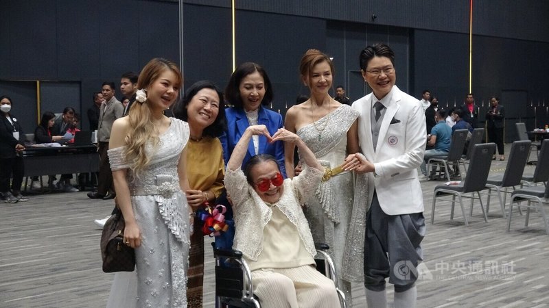 有同志情侶在家人陪伴下登記結婚,並拍下家族大合照。中央社記者呂欣憓曼谷攝 114年1月23日