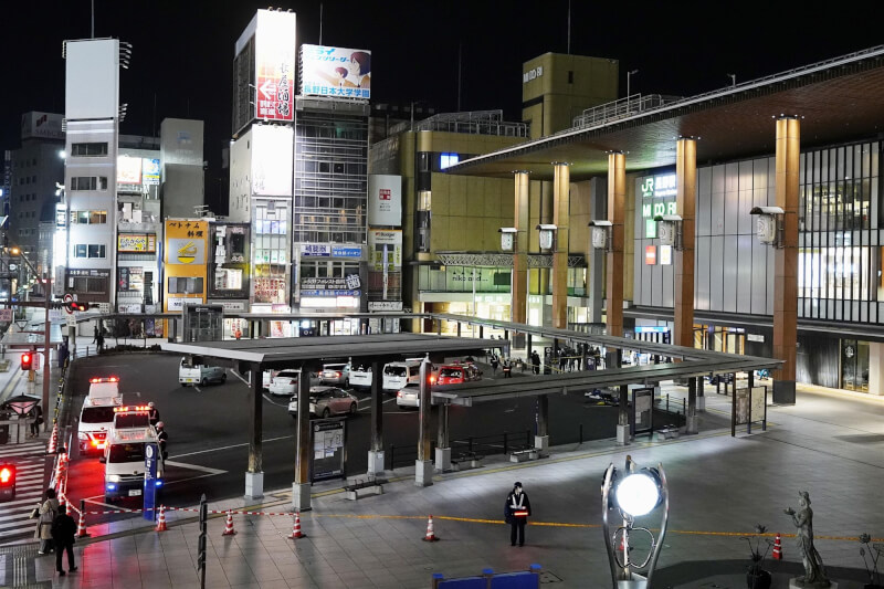 日本JR長野車站22日晚間3名路人遭持刀攻擊，警方封鎖現場。（共同社）