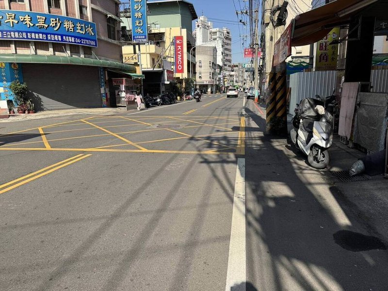 台中市太平區一名男童日前違規自網狀線橫越馬路，遭小客車撞飛倒地，頭部及臀部有輕微擦挫傷，警方依道路交通管理處罰條例，開罰家長新台幣500元。（民眾提供）中央社記者趙麗妍傳真  114年1月24日