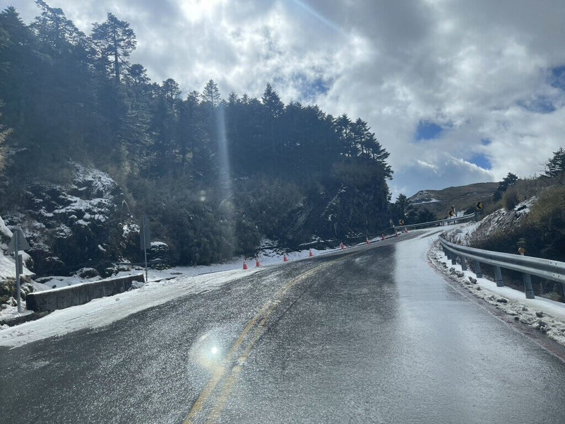 合歡山24日凌晨短暫降雪，由於依最新氣象情資研判後續仍有路面結冰機率，交通部公路局宣布，台14甲線翠峰至大禹嶺路段24日晚間至25日清晨再度預警封閉。（交通部公路局提供）中央社記者蕭博陽南投縣傳真  114年1月24日