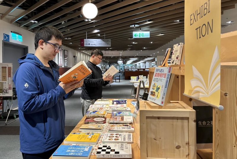 台灣圖書館24日公布民國113年借閱統計、借閱圖書TOP 20排行榜，借閱排行榜上文學類書有18本，非文學類僅4本，前22名競爭激烈，借閱次數難分軒輊。（台灣圖書館提供）中央社記者黃旭昇新北市傳真  114年1月24日