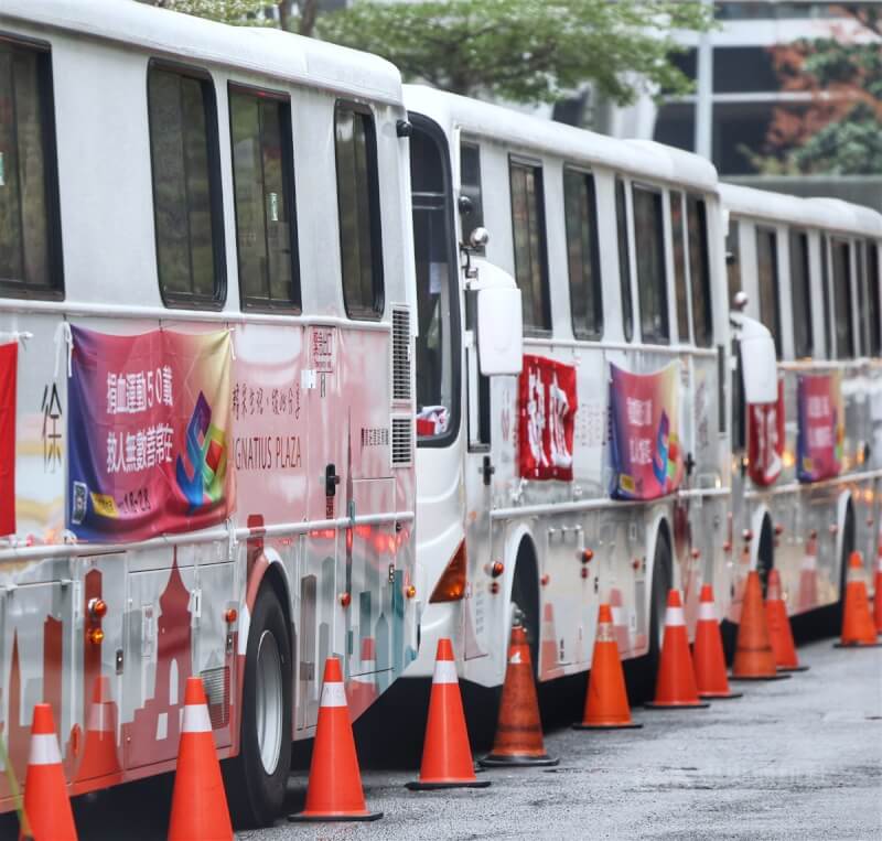 圖為台北市信義區街頭捐血車。（中央社檔案照片）