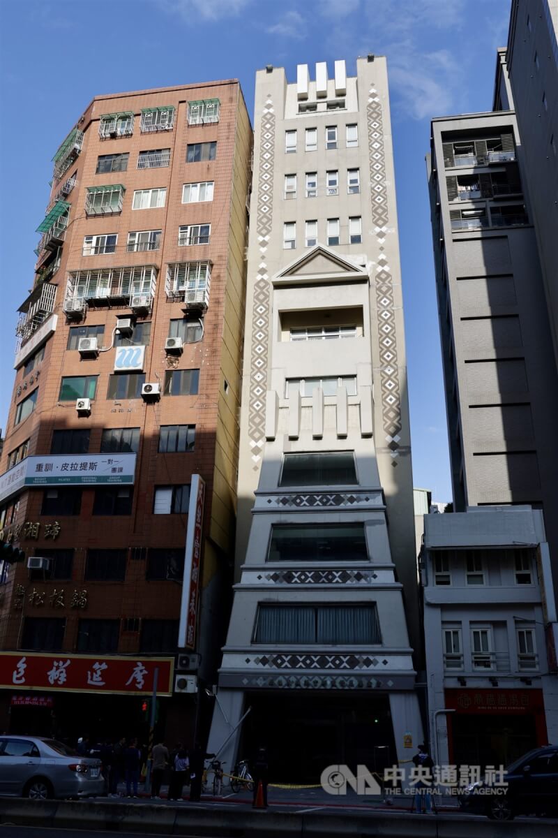 台北市中正區羅斯福路上的原住民族語言研究發展基金會建物24日下午傳出疑有柱子崩落、往左傾斜情形。經與四大專業技師現場勘查，初步認為此大樓並無傾斜，中央社記者裴禛攝 114年1月24日