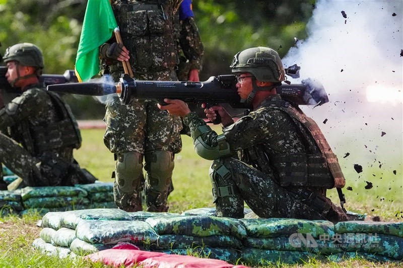 首梯1年役期義務役將於25日0時全數退伍；軍方24日指出，部分1年期義務役曾學習無人機、刺針飛彈的操作。圖為1年期義務役男去年在南測中心實彈射擊國造紅隼火箭彈。（中央社檔案照片）