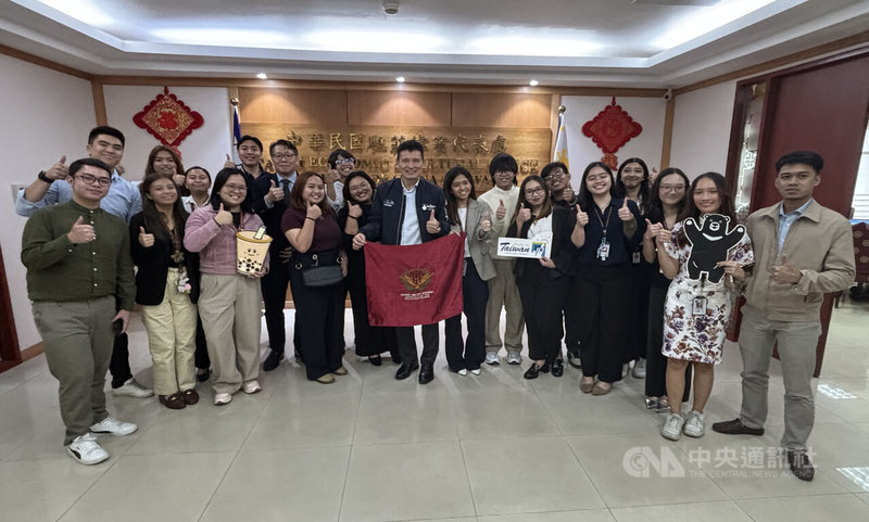 駐菲副代表李廷盛（中）在駐菲代表處會見菲律賓大學模擬聯合國社團成員。中央社記者林行健馬尼拉攝  114年1月24日