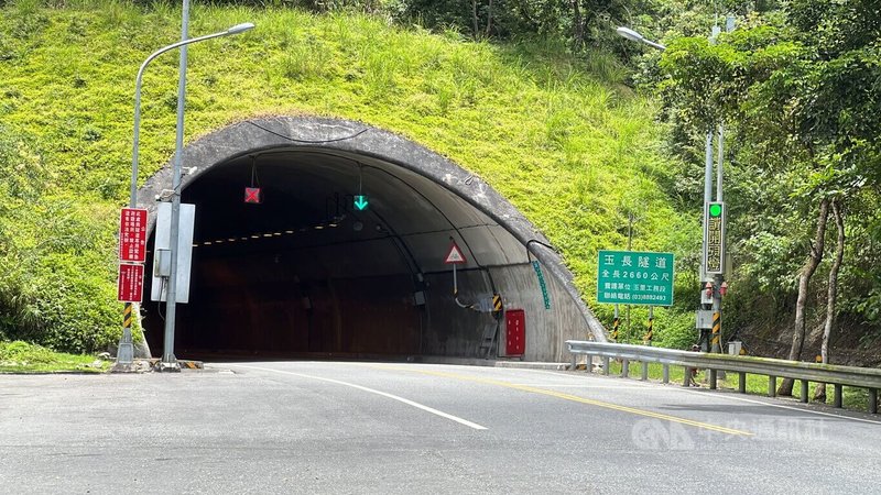 春節疏運，交通部公路局高雄區監理所台東監理站配合台鐵列車接駁，台東成功至花蓮玉里（玉長公路）客運加開紅眼班次。圖為台東玉長公路上的玉長隧道。中央社記者盧太城台東攝  114年1月24日