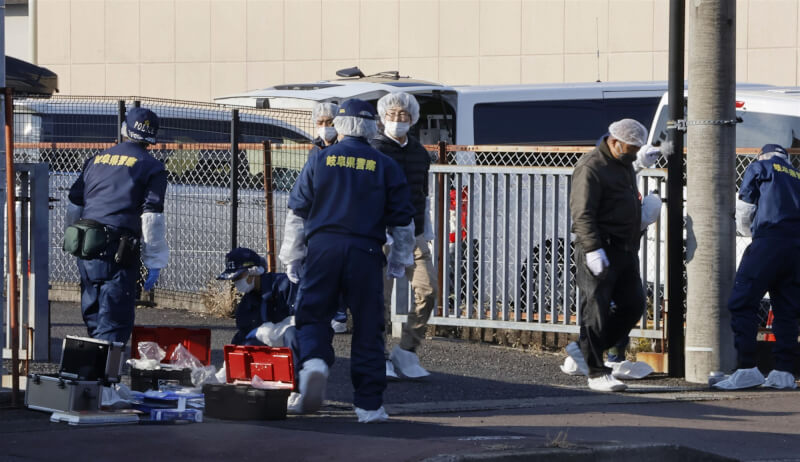 日本岐阜市鷺山地區街頭24日上午有男子被刺傷，警方到場蒐證調查。（共同社）