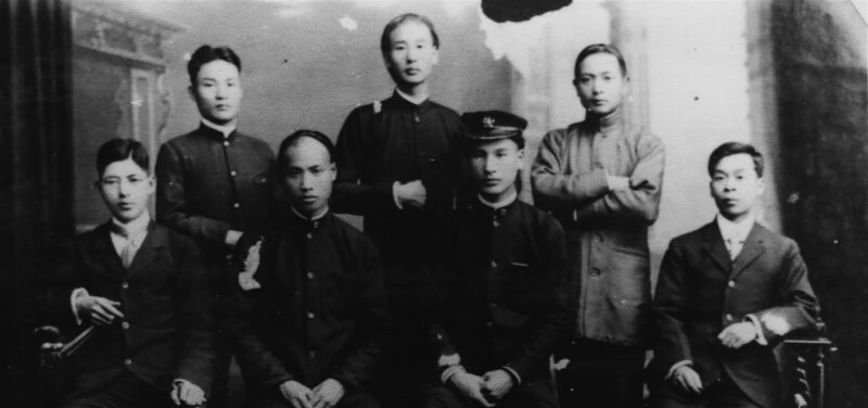 1907年第一批接受現代教育，國語師範的學生畢業前留影。張福興（前排右1）準備前往日本攻讀音樂學位，林清文（前排左1）即將到板橋林家工作，徐欽喜（前排右2）戰後擔任頭份鎮長。前排左2為劉春雲，後排立者為李阿保（右）、林煥文（中）、姓名不詳。（照片來源：徐欽喜之孫徐宏文；玉山社提供）