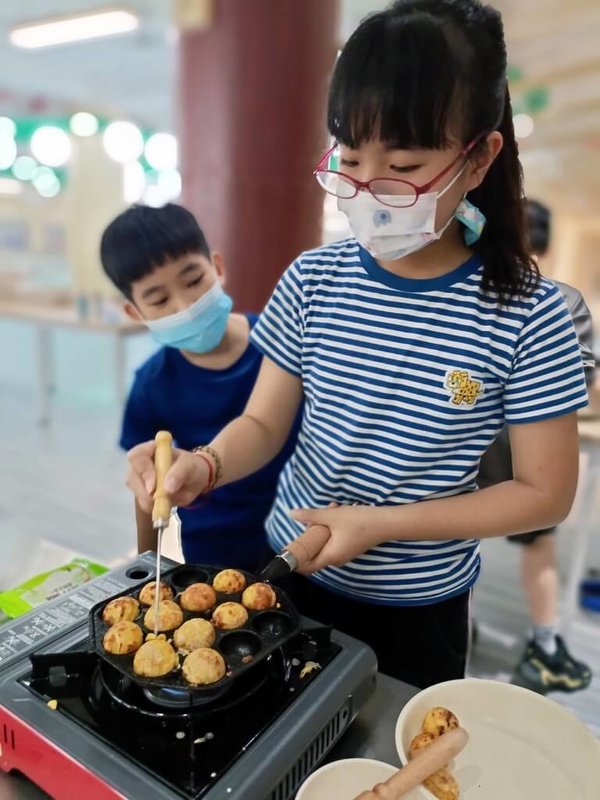 基隆市深美國小推出「總鋪師看世界」課程，引導學生研究各國美食文化，並學習基本廚藝，分工完成一道道創意料理。（教育部提供）中央社記者陳至中台北傳真  114年1月24日