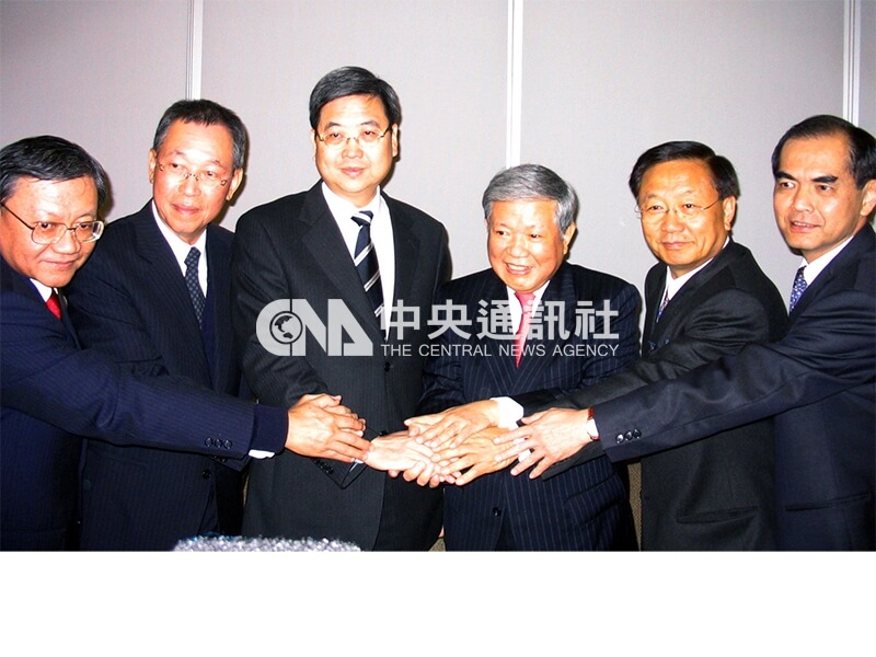 建華金控與台北國際商銀在金管會主委龔照勝(左三)的見證下,宣布完成股權轉換,建華金董事長何壽川(右三)表示,兩者合併後預計在3年內顯現新台幣30億元的綜效。中央社記者田裕斌攝 94年12月26日