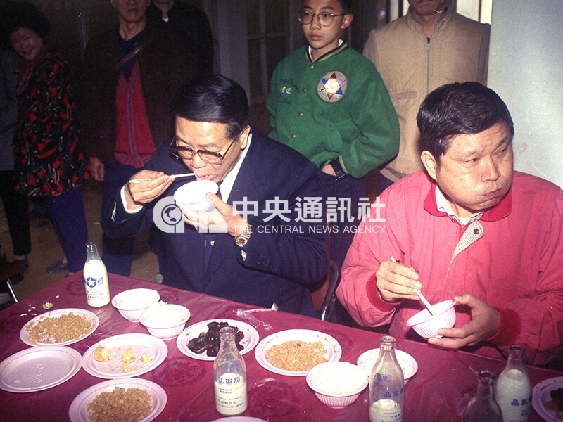 台灣省糧食局為提倡吃米飯，在苗栗舉行「吃飯比賽」。中央社記者江乾松攝　80年2月2日