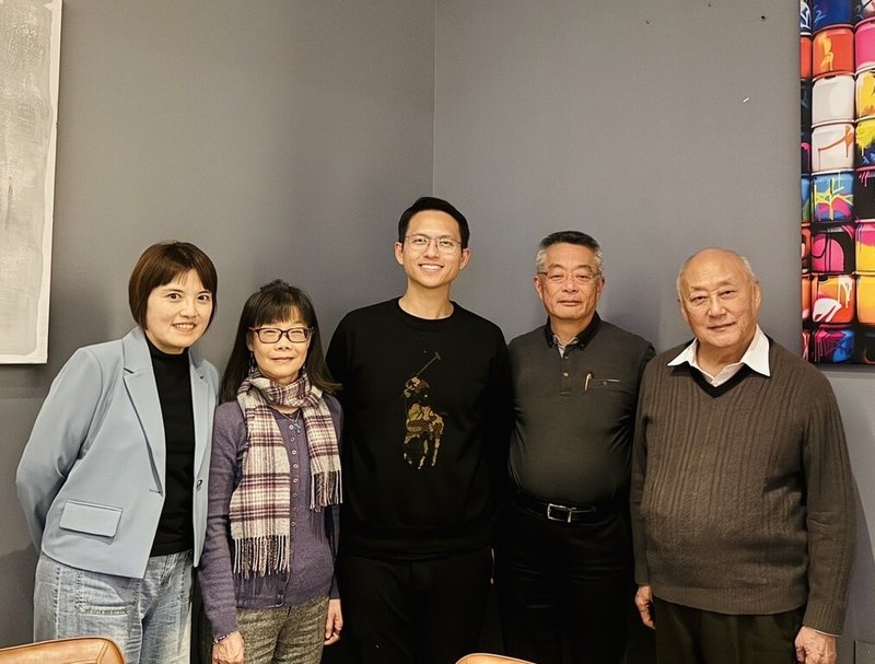 加拿大台裔企業家賀鳴笙(右2)和許志遠(中)都曾任卑詩省台灣商會會長,駐溫哥華辦事處僑務組長陳碧蓮(左2)稱讚台裔企業家為台加關係搭起了重要的橋樑。卑詩省台灣商會現任會長翁家婷(左1)和創會會長姚鈦(右1)都說商會與有榮焉。(駐溫哥華辦事處提供)中央社記者程愛芬溫哥華傳真 114年1月25日