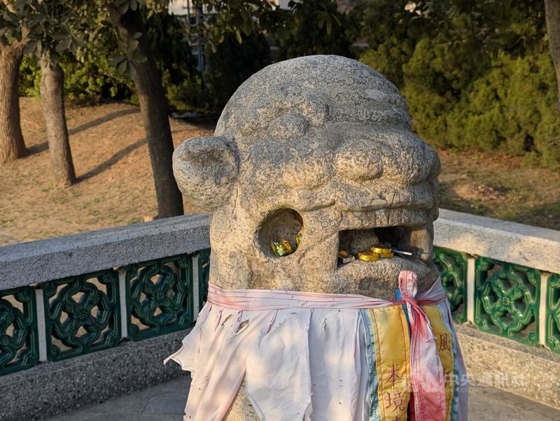 金門風獅爺有很多傳說故事,其中古寧頭北山的風獅爺耳朵及門牙有修補的痕跡,原因是這尊風獅爺開口朝向林厝,風水上開口處會犯沖,林厝居民認為破壞它們風水,於是偷偷打斷北山風獅爺門牙及耳朵。中央社記者吳玟嶸攝 114年1月25日