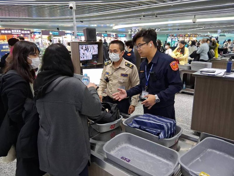 因應春節旅客出入境人數增加，內政部調派36名替代役役男赴桃園國際機場，支援航警局安檢與移民署通關作業。（內政部提供）中央社記者吳書緯傳真 114年1月25日