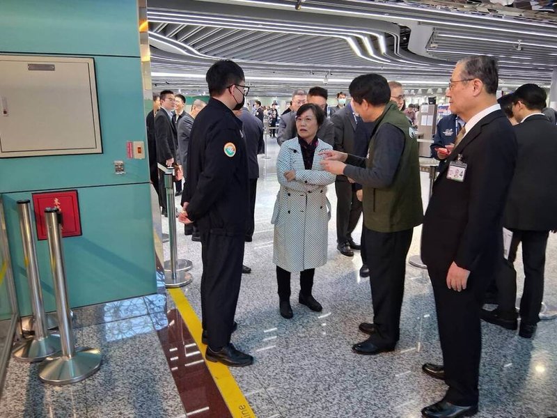 內政部長劉世芳(前左2)25日至桃園國際機場,慰勉支援的替代役役男。(內政部提供)中央社記者吳書緯傳真 114年1月25日