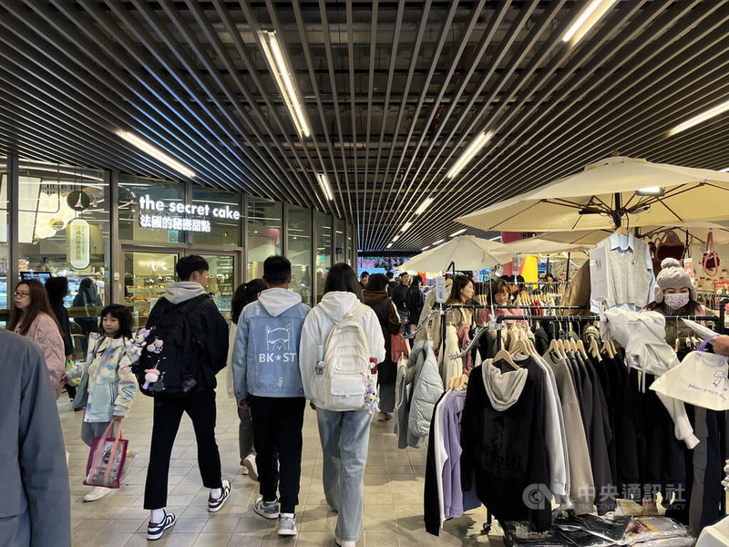 桃園市立圖書館被譽為全台最美圖書館,隔壁棟「桃知道Geleven Plaza」在民國113年9月開幕後,全區成為桃園最新地標,桃知道1樓會舉辦週末市集,也會有街頭藝人等團體演出,是桃園新興的人潮聚集地。中央社記者葉臻攝 114年1月25日