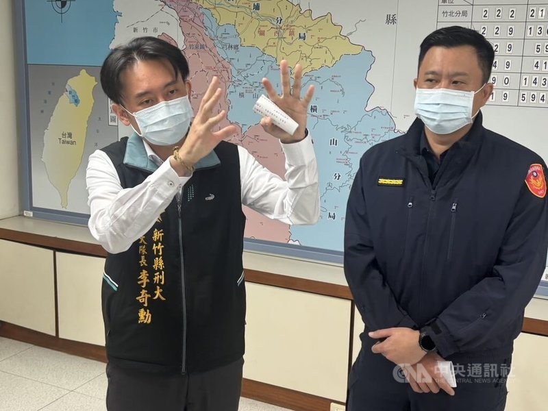 新竹縣警察局25日召開記者會,刑事警察大隊大隊長李奇勳(左)、竹東分局長吳學安(右)出席,李奇勳表示,5名身分不明犯嫌24日在竹東鎮涉行凶,造成有幫派背景的劉姓男子身亡,經調閱監視器已找到5人搭乘的白色車輛,持續追緝中。中央社記者郭宣彣攝 114年1月25日