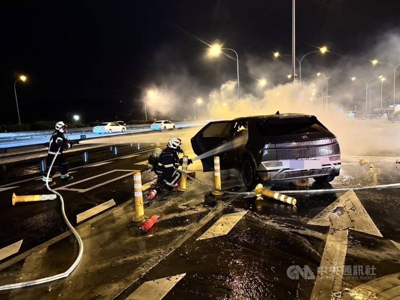 桃園市政府消防局25日晚間接獲報案，指國道1號楊梅休息站有車輛起火燃燒，消防人員到場搶救，初步了解現場疑為電動車自撞分隔島，總共有8名患者，其中5人被救出時無呼吸心跳、送醫搶救中。（翻攝照片）中央社記者葉臻傳真 114年1月25日