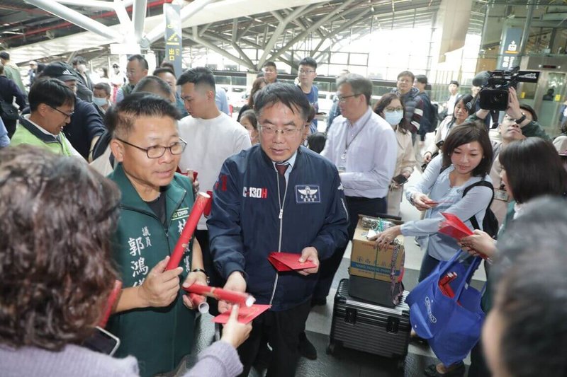 春節連假首日，台南市長黃偉哲（前中）25日前往高鐵台南站發放春聯，迎接返鄉遊子及遊客。（台南市政府提供）中央社記者張榮祥台南傳真  114年1月25日