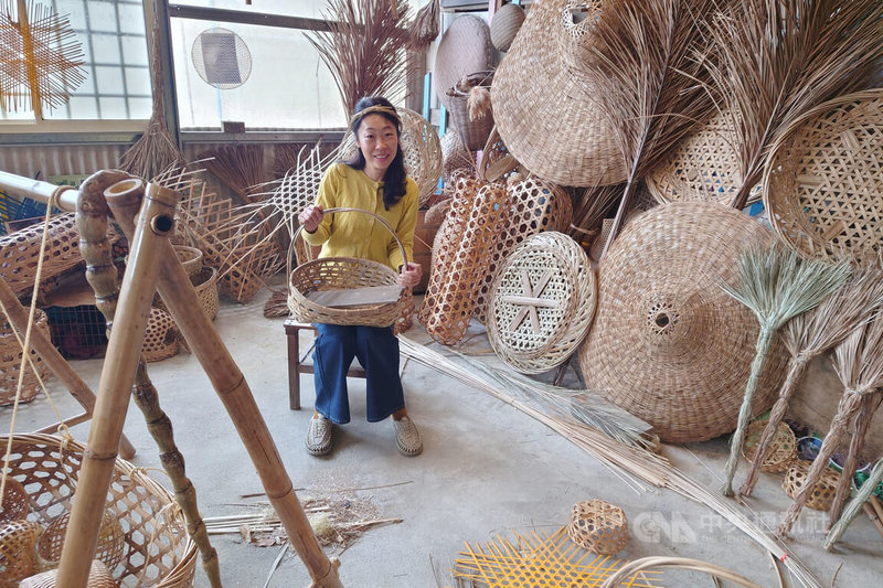 台南市龍崎區龍興社區發展協會總幹事陳靜儀(圖),結合當地自然生態推農村深度旅遊,她在老家整理出一處小空間,供遊客體驗龍崎傳統竹編技藝。中央社記者楊思瑞攝 114年1月25日