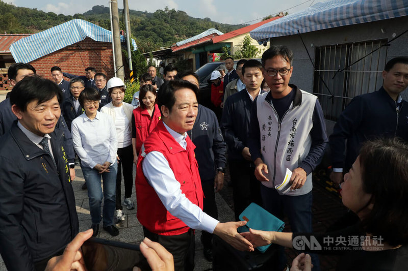 嘉義縣大埔鄉日前發生芮氏規模6.4地震，總統賴清德（前中）25日前往台南市玉井區、楠西區災區視察，慰問關懷災民收容。中央社記者張榮祥台南攝  114年1月25日