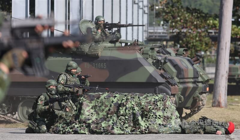 圖為陸軍台東地區指揮部太平營區21日進行戰備部隊操演，紅色頭盔部隊擔任假想敵。（中央社檔案照片）