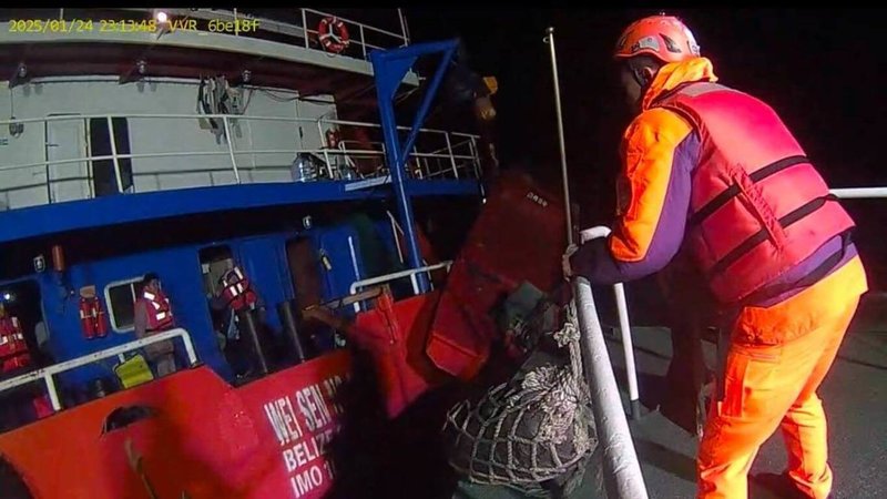 貝里斯籍油輪「WEISENNO8」24日晚間疑因於馬祖海域觸礁,船體破損進水情況緊急,船上有8名印尼籍人員待援,海巡署金馬澎分署獲報後,啟動陸海空救援。(海巡署金馬澎分署提供)中央社記者潘欣彤傳真 114年1月25日