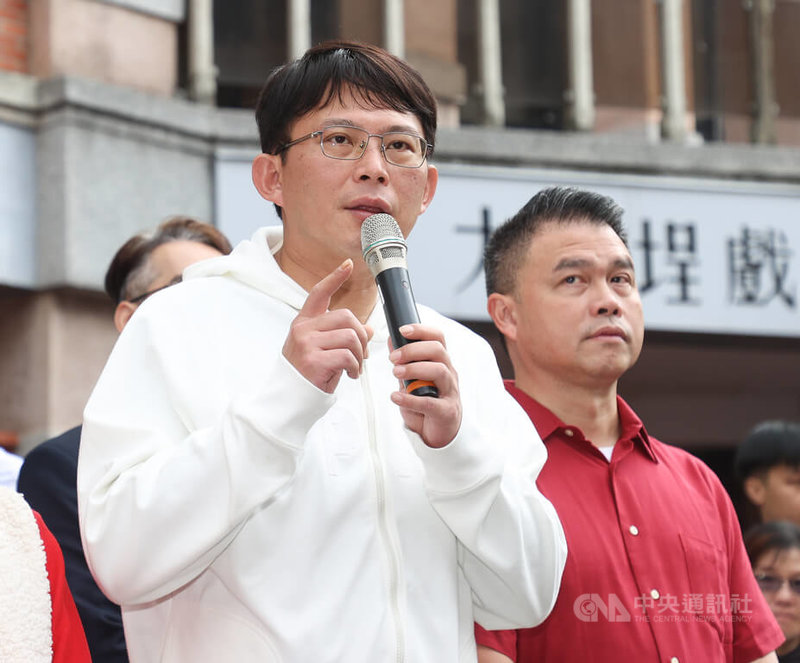 行政院24日臨時加開院會，通過對選罷法連署加嚴修法提出覆議。台灣民眾黨代理黨主席黃國昌（左）25日在台北出席活動時受訪表示，呼籲這次覆議若再遭立法院否決，請行政院長卓榮泰自己辭職下台。中央社記者謝佳璋攝　114年1月25日