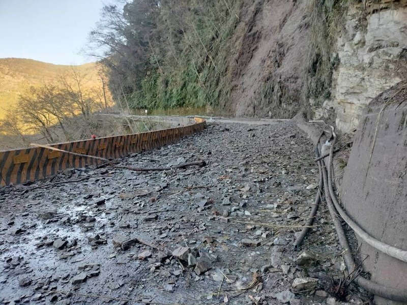 南橫公路東段台20線155.2公里栗園路段，26日上午8時左右因近期地震影響發生邊坡坍方，關山工務段派遣廠商機具搶災，目前東向車道單線雙向通行。（公路局南區養護工程分局提供）中央社記者李先鳳傳真  114年1月26日