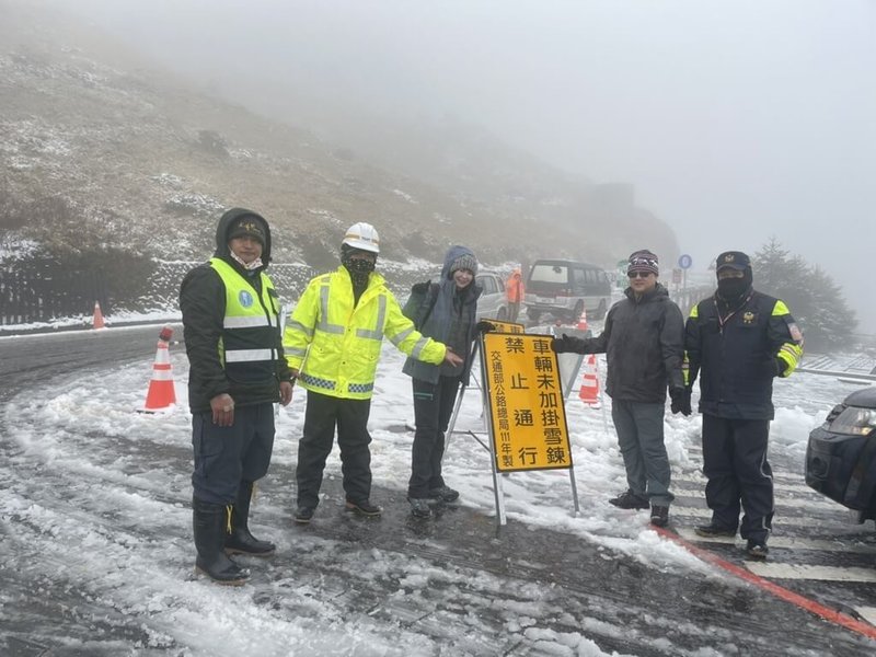 寒流來襲，各地氣溫開始下降，不少民眾到合歡山追雪，太管處提醒駕駛人留意交通管制資訊，並考量自身健康狀況及車輛狀況，備妥雪鍊、保暖物品且有充足睡眠。（太魯閣國家公園管理處提供）中央社記者李先鳳傳真  114年1月26日