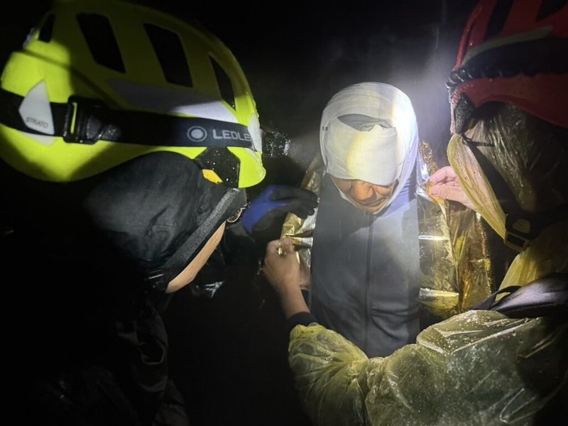 1名男登山客26日攀登北大武山，不慎滑落邊坡，導致頭部撕裂傷，屏東縣消防局馳援，立即包紮傷口並護送男子下山。（屏東縣消防局提供）中央社記者李卉婷傳真  114年1月26日