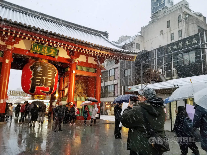 根據日本氣象預報，東京市區最快有可能在1月28日短暫降雪或出現雨雪交雜的情況，而受到低氣壓影響，2月1日到4日之間也有可能降雨或降雪。圖為2018年1月東京降雪情景。中央社記者黃名璽攝  114年1月26日