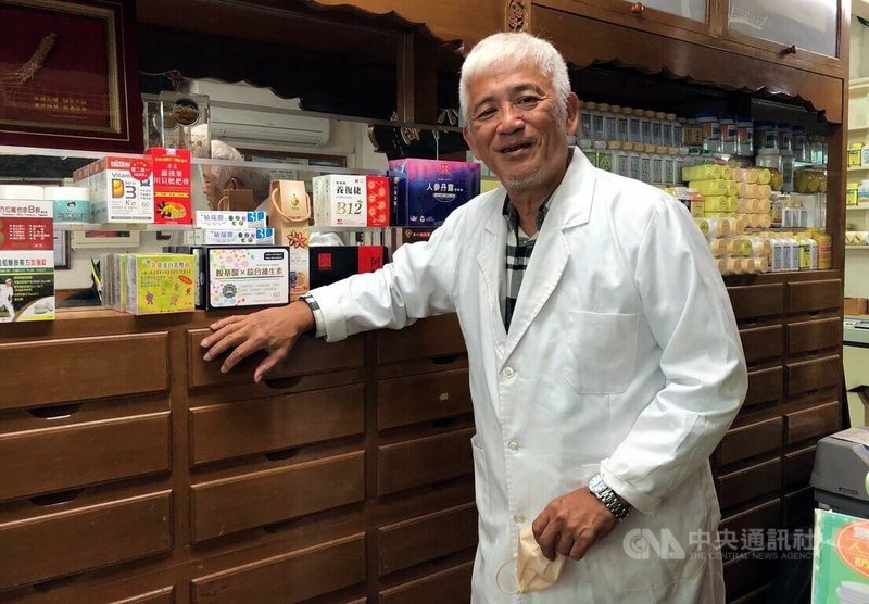 嘉義市迦南中醫診所院長卓青峰22年來幾乎風雨無阻,每週1天到阿里山看診,2024年獲厚生基金會個人醫療奉獻獎,謙稱只是做該做的事。中央社記者黃國芳攝 114年1月26日