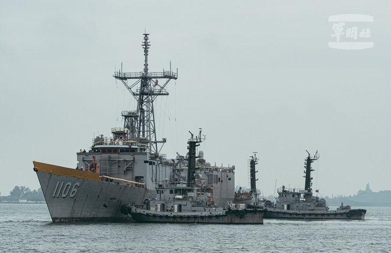 海軍岳飛艦近期由拖駁船帶進船塢，準備進行大修。（軍聞社提供）中央社記者吳書緯傳真 114年1月26日