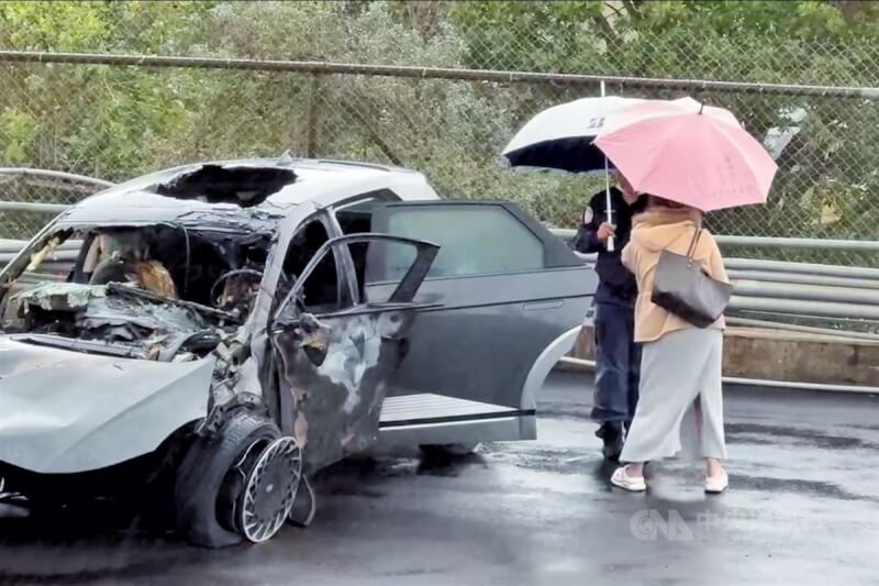 國道1號楊梅休息站25日晚間發生自撞車禍,已釀4死4傷,3個孩子也在車上的展姓父親26日前往事故現場,處理後續事宜,他表示,難以相信只是簡單的出遊卻發生憾事。中央社記者吳睿騏桃園攝 114年1月26日